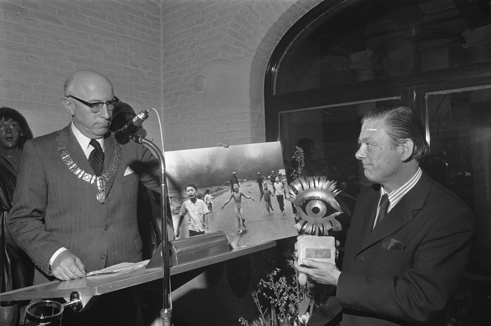 Qui a vraiment pris la photo de la « petite fille au napalm » ? Ce que révèlent les nouvelles enquêtes - The Art Avenue