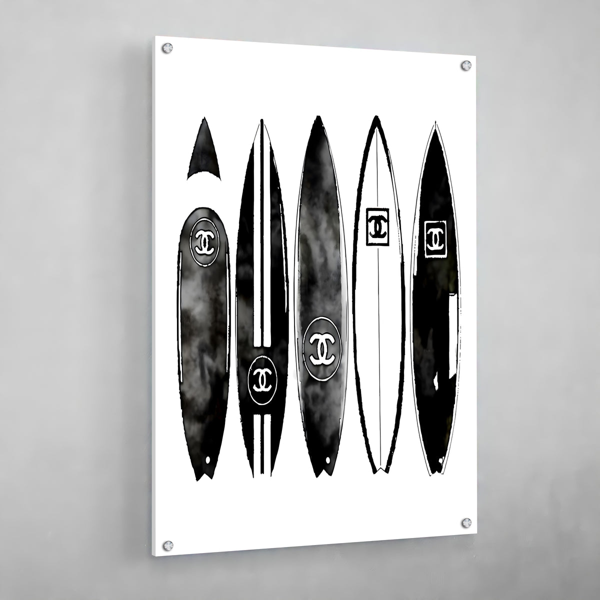 Tableau Planche De Surf Chanel : Impression aquarelle noire et blanche élégante représentant un ensemble de planches de surf ornées du logo emblématique de Chanel.