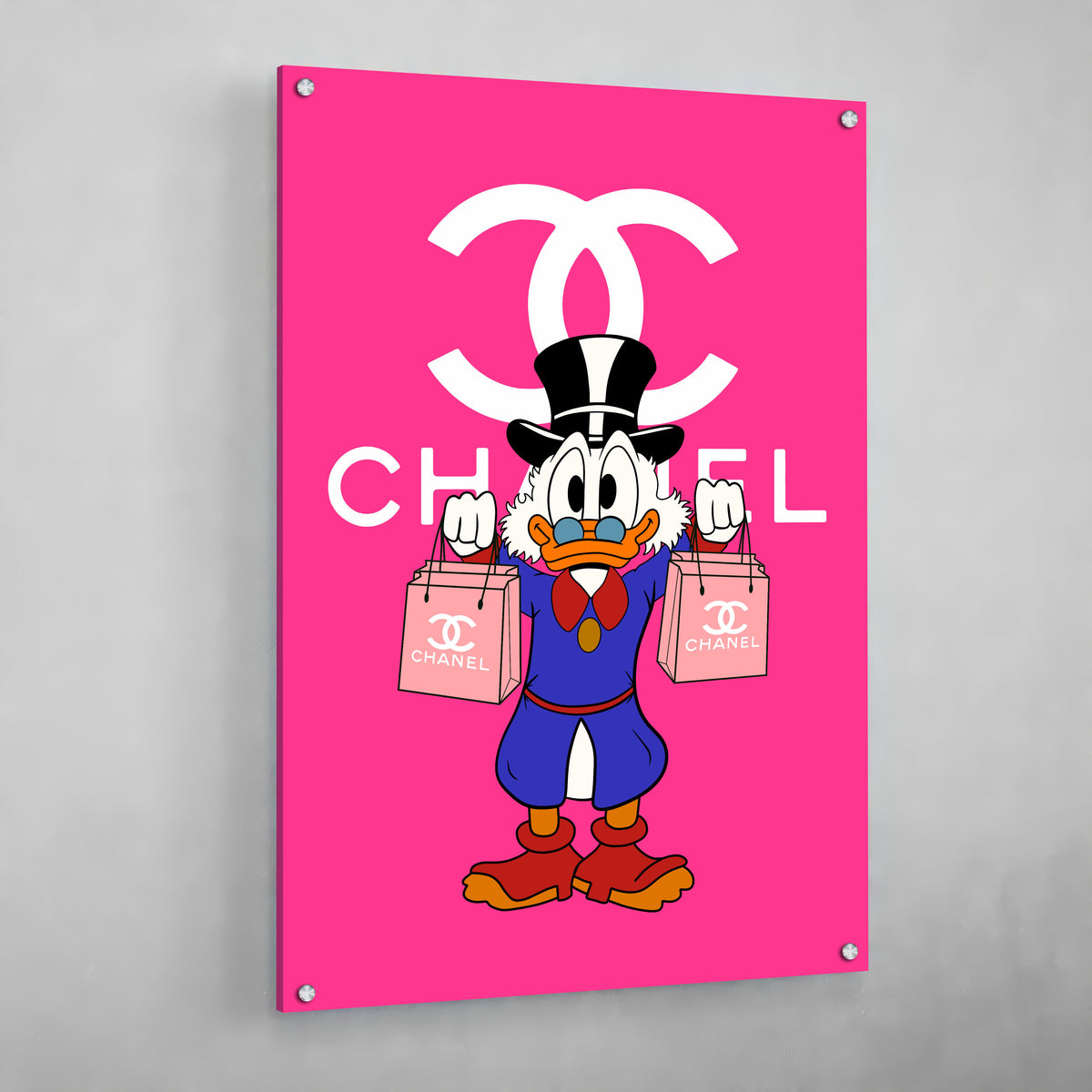 Tableau Luxe Chanel : Picsou en chapeau haut de forme, tenant des sacs de courses Chanel sur fond rose.