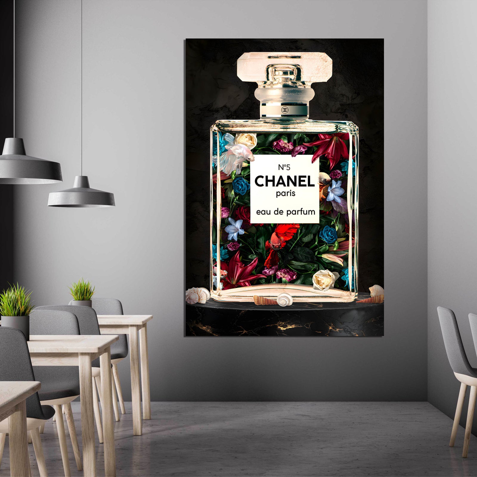 Tableau Chanel Parfum Fleurs : Flacon d'Eau de Parfum Chanel N°5 savamment agencé avec des fleurs vibrantes.