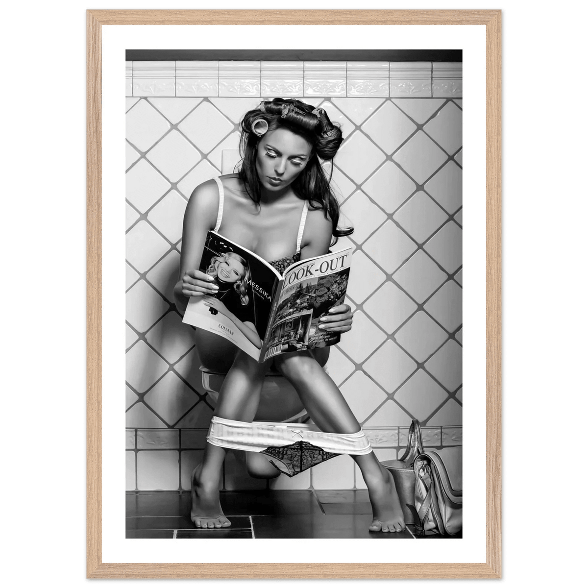 Tableau Noir et Blanc Femme aux Toilettes - The Art Avenue