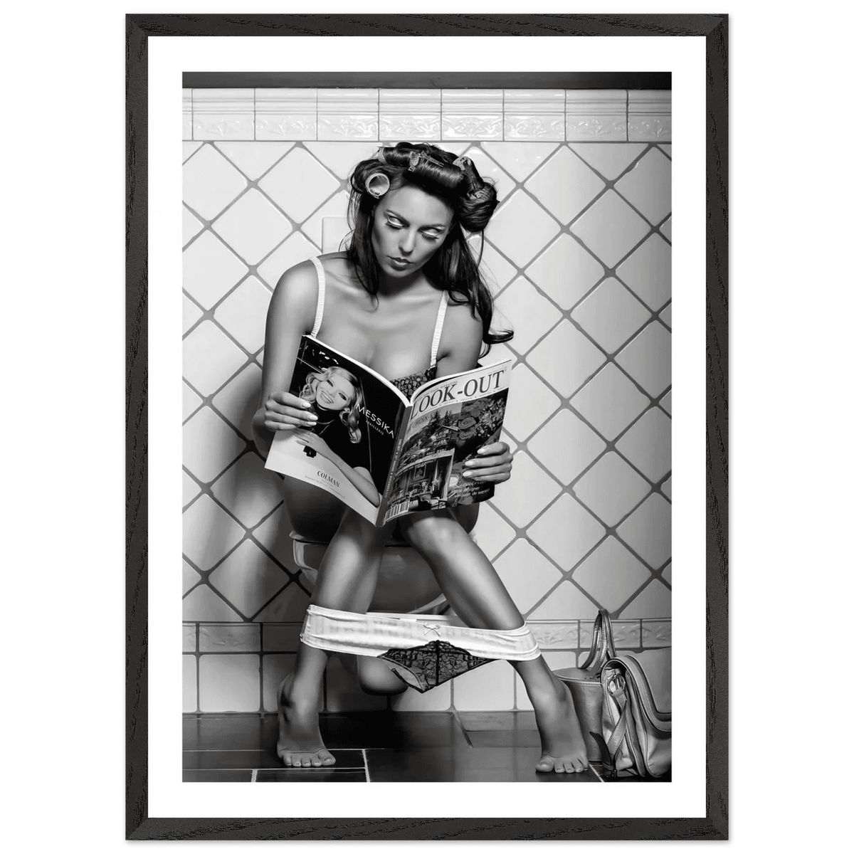 Tableau Noir et Blanc Femme aux Toilettes - The Art Avenue