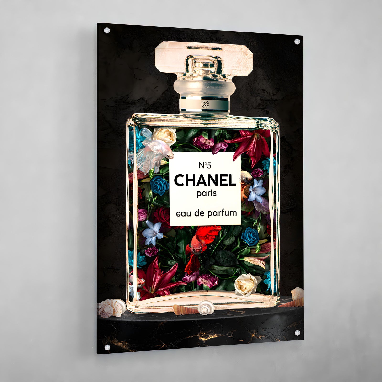 Tableau Chanel Parfum Fleurs : Impression d'art du flacon de parfum Chanel n°5, rempli de fleurs et de poissons vibrants, sur un fond sombre.