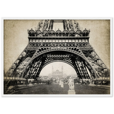 Tableau Vintage Paris : Une photo sépia de la Tour Eiffel en construction, mettant en valeur sa ferronnerie complexe et le paysage environnant.