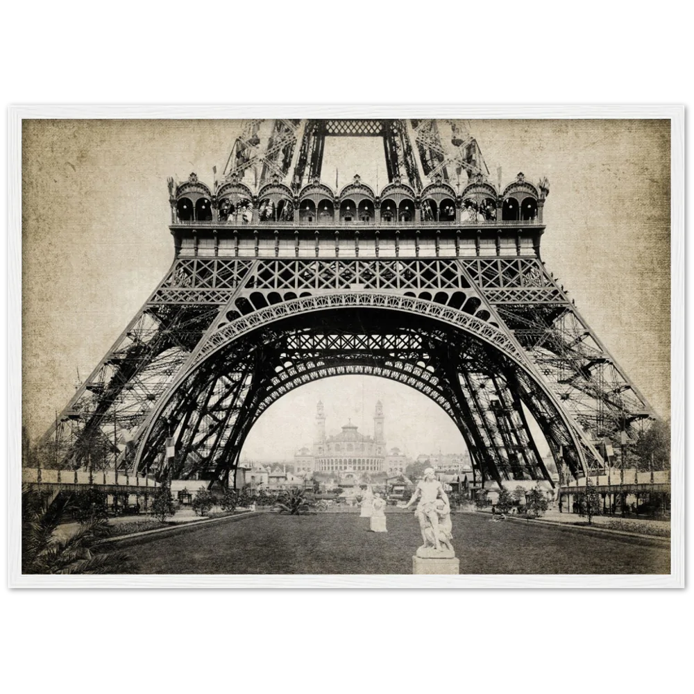 Tableau Vintage Paris : Une photo sépia de la Tour Eiffel en construction, mettant en valeur sa ferronnerie complexe et le paysage environnant.