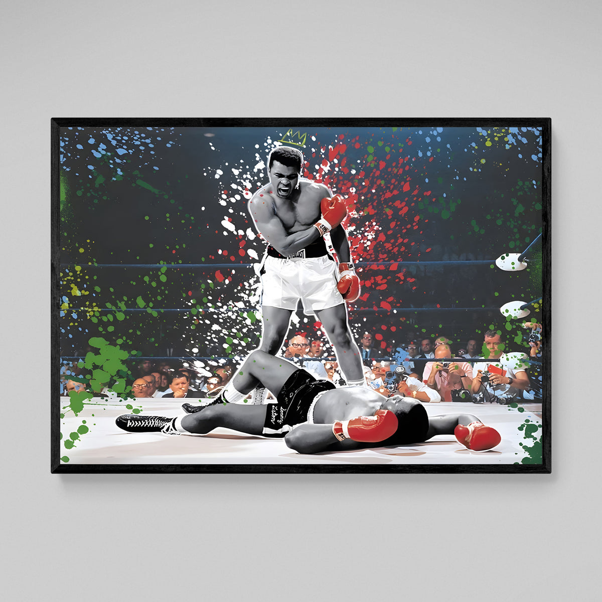 Tableau Mohamed Ali Champion : Image emblématique de la boxe de Muhammad Ali debout victorieux sur un adversaire tombé dans un style dynamique et éclaboussé de peinture.