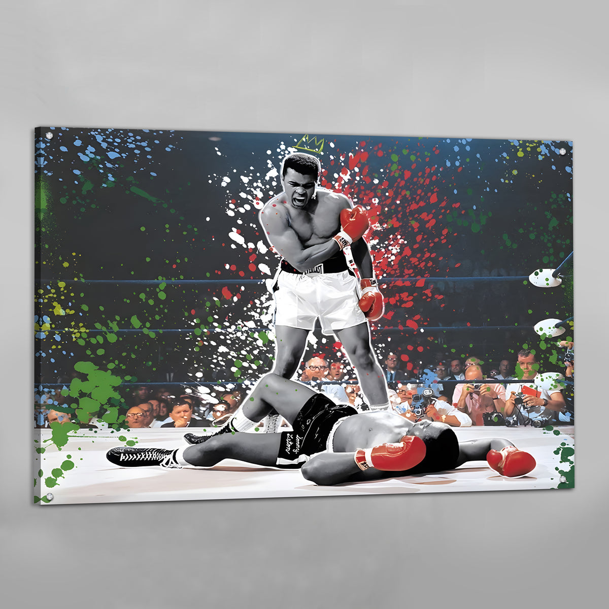 Tableau Mohamed Ali Champion : Image emblématique de boxe de Muhammad Ali debout victorieusement sur un adversaire tombé dans un style splash-art dynamique.