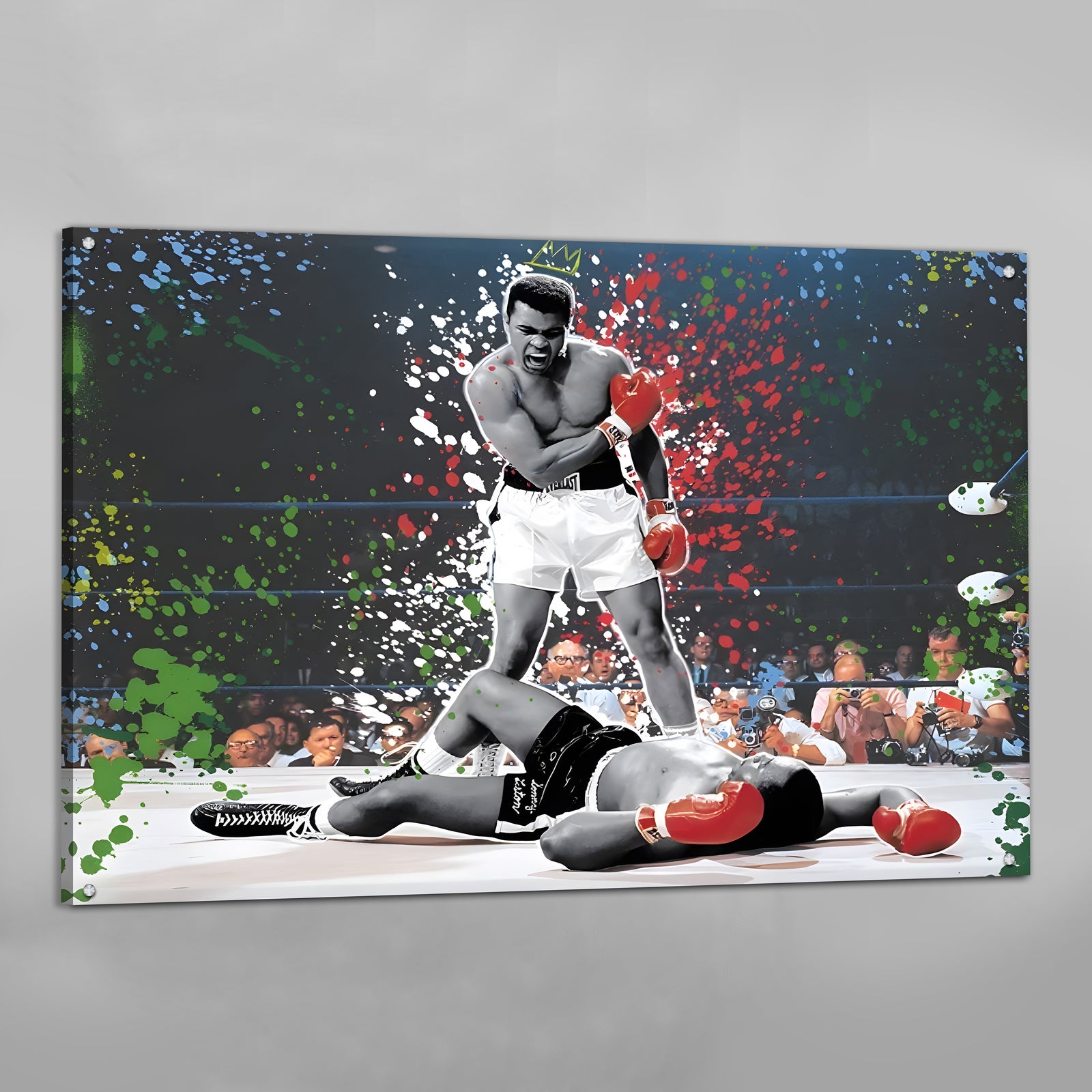 Tableau Mohamed Ali Champion : Image emblématique de boxe de Muhammad Ali debout victorieusement sur un adversaire tombé dans un style splash-art dynamique.